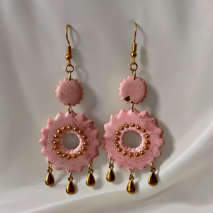 Boucles d'oreilles pendantes Âme Liée rose poudré en forme de roue avec perles dorées et pampilles gouttes