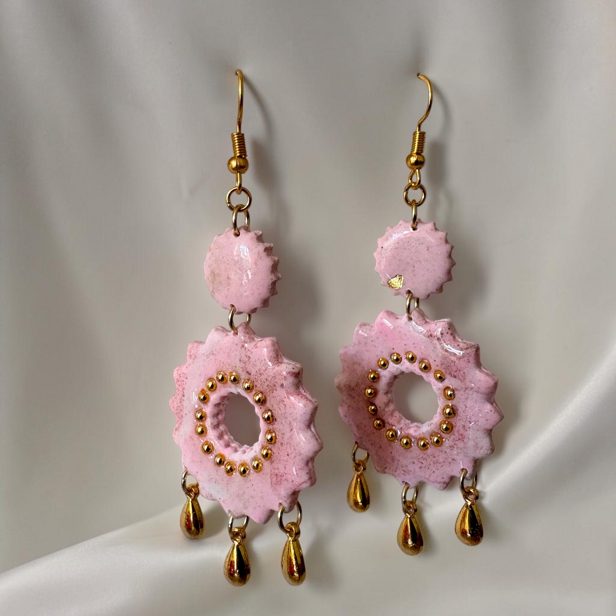 Boucles d'oreilles pendantes artisanales Âme Liée en forme de roue rose poudré avec perles dorées et pampilles gouttes