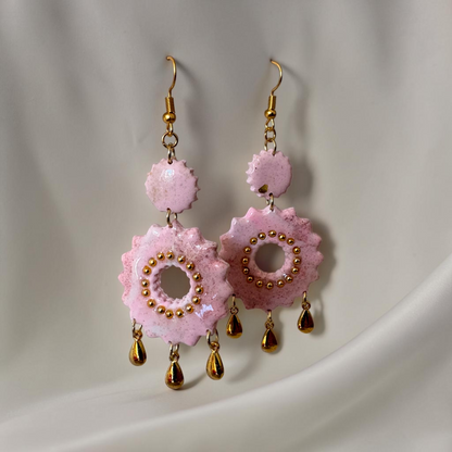 Boucles d'oreilles pendantes artisanales Âme Liée rose poudré avec perles dorées et pampilles en forme de goutte